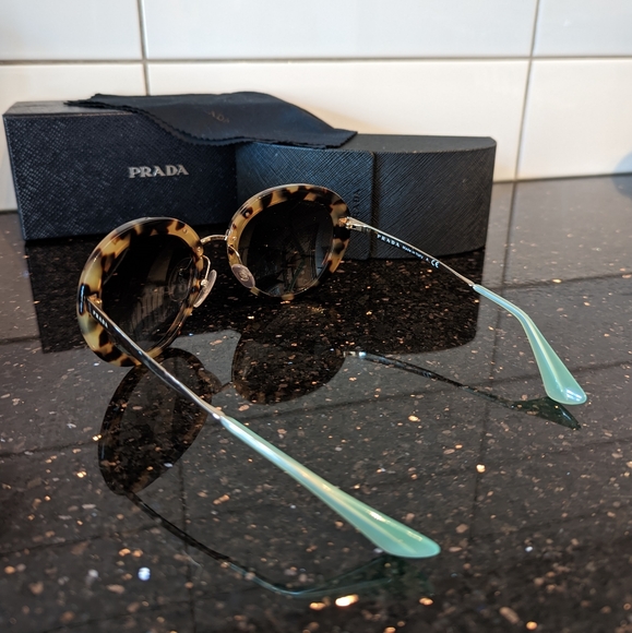 Prada Sunnies ☀️ SPR 16Q. EUC. - Picture 4 of 9